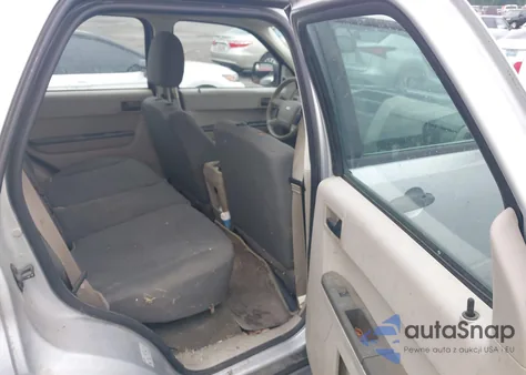 2011 Ford Escape Xls z USA, uszkodzony, nr VIN 1FMCU0C73BKB19965